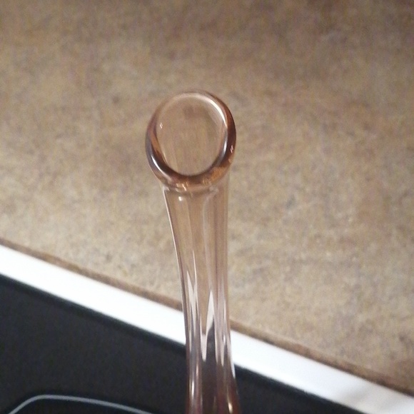 Pink depression glass bud vase - Picture 2 of 3